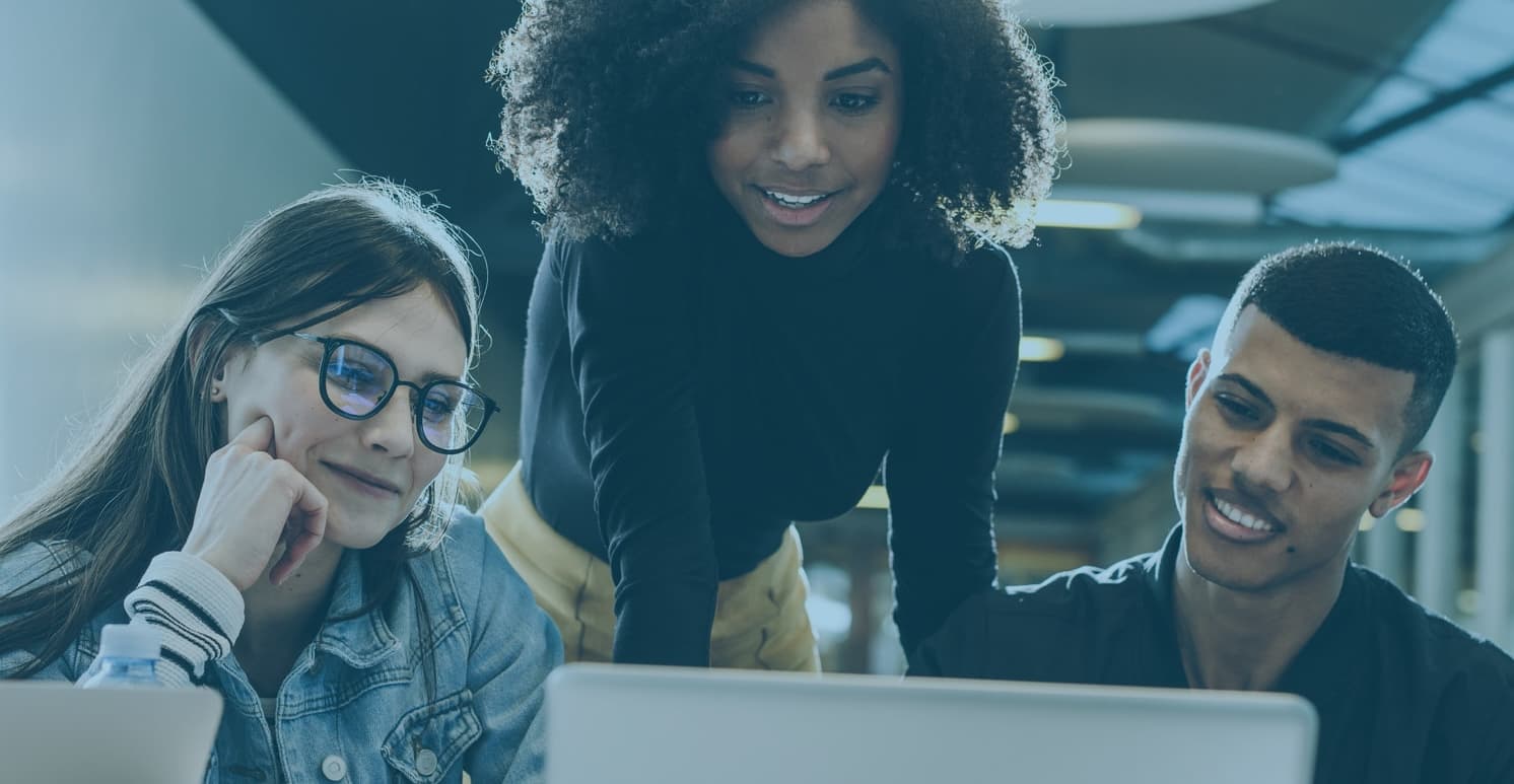 Étudiants regardant un ordinateur portable